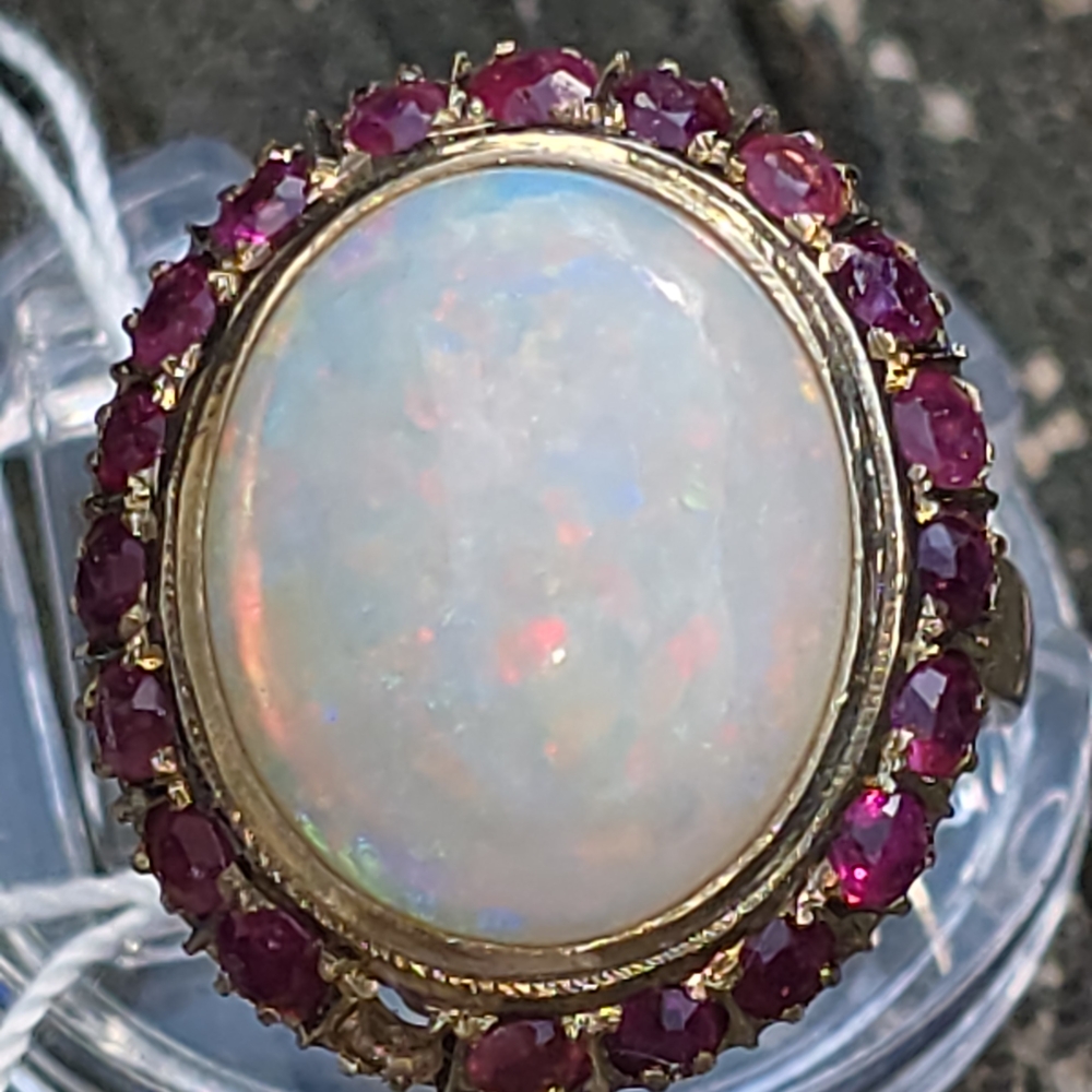 Elegant Gold and Red Gemstone Ring